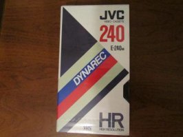 Когда человек врёт его легко поймать на деталях. Спрашивай - отвечу.
Марки кассет? Самые первые не помню. Звёздные войны были вроде на такой.
Нет, не такой - там была 3-х часовая. 4-х часовые и любили и не любили: влезало больше, но тонкая плёнка, чуть хуже выходило качество записи.