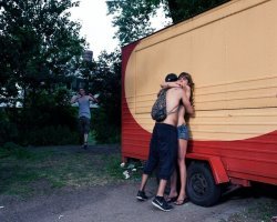 Мдаа, выбор редакции тут конечно шикарен, - фотка формата сюжет на коленке во время перекура и снято на как на айфон