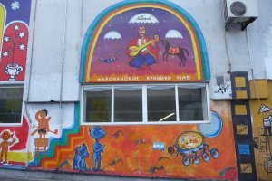 Спорить не стану...
Просто у меня нет  в наличии фоток рынка Барабашово. 
Вот одна нагуглилась с МКС на Гагарина. Там всю стену отдали граферам с одним условием "что угодно, но без нецензурщины".