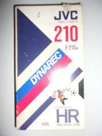 Были JVC с такой зайцей, ага, и с дизайном, как у Григория. Сам ходил смотреть на  нее в комиссионку каждый день ). Как раз примерно в 88-89 годах. А в 85 или 86 такие кассеты вряд ли были - дизайн линейки обновлялся почти каждый год.