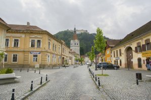 Мы часто бываем в Румынии - прекрасная страна. Останавливаемся на ночлег не только в отелях, но и гостевых домах: обычно внешние двери на ночь не запираются. Мы к этому уже привыкли, но однажды, приехав в небольшой городок Рышнов, хозяйка гостевого дома нас предупредила: "ОБЯЗАТЕЛЬНО закрывайте ворота, когда уходите и возвращаетесь". Мы даже опешили и решили вечером по городку не гулять и забрали из машины все вещи, но утром любопытство взяло верх и мы решили порасспросить хозяйку.
- Скажите, а что опасно у вас здесь, раз ворота нужно закрывать? Случаются грабежи или ещё чего хуже?
- Да нет, такого никогда не было, но просто если оставить ворота открытыми, то могут прийти цыгане ПОПРАШАЙНИЧАТЬ. Они будут стоять под окнами и жалостливо выпрашивать что-нибудь - проще им дать еды какой или пару лей, чтобы ушли, чем слышать это нытьё. Воровать не воруют, вреда не причиняют, но это попрошайничество неприятно. 

Больше не боялись мы гулять по городу в любое время суток :)