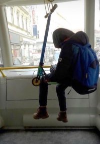 Сейчас запрется бабка-барчиха и обгавкает пацана сверху до низу, что из-за него ей сеть в пустом автобусе негде и добавит коронную фразу: "Вырастили на свою голову...", а потом еще 3 остановки смердить будет, что молодежь вся такая плохая!