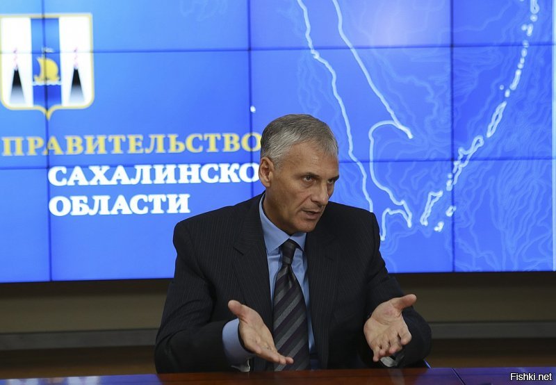 видимо наш государь тоже мимо такого строя ходит
Размер взятки : 133 млн руб. (2 млн долларов).
Максимальный срок - до 15 лет заключения по ч. 6 ст. 290 УК РФ ( Получение взятки должностным лицом или группой лиц по предварительному сговору в особо крупном размере 

Заместитель губернатора Алексей Иванов проходит по делу о вымогательстве. Фото: администрация Кемеровской области.
Задержаны 14 ноября 2016 г. По версии следствия, подозреваемые вымогали контрольный пакет (51%) акций предприятия  Разрез  Инской  у владельца ценных бумаг Антона Цыганкова.
Размер взятки : рыночная стоимость бумаг составляет не менее 1 млрд руб.
Максимальный срок - до 15 лет лишения свободы по п.  б  ч. 3 ст. 163 УК РФ ( Вымогательство ).

следущие трое:
Предприниматели - управляющий директор группы компаний  Ренова  Евгений Ольховик , генеральный директор  Т Плюс  Борис Вайнзихер, экс-гендиректор компании  Вымпелком  Михаил Слободин.
По данным следствия, в 2007-2014 годах фигуранты дела, а также иные неустановленные лица, действуя в интересах КЭС и аффилированных с ним организаций, передавали высшим должностным лицам республики Коми (в настоящее время проходят по так называемому "делу Гайзера" - экс-главы Коми) в качестве взятки деньги и иное имущество за установление максимально выгодных тарифов на тепло- и электроэнергию, а также предоставление иных льгот и создание условий осуществления коммерческой деятельности на территории Коми.
Следствие считает, что деньги перечислялись на расчетные счета компаний, указанных взяткополучателями. Общая сумма перечисленных в качестве денежного вознаграждения средств составляет не менее 1 млрд рублей.
1 августа Басманный суд удовлетворил ходатайство защиты и отпустил под домашний арест Вайнзихера и Ольховика, которые были заключенны под стражу в начале сентября 2016 года. Никто из фигурантов своей вины не признал.
Слободин объявлен в международный розыск. Сыктывкарский городской суд 15 сентября 2016 года арестовал его заочно по обвинению в даче взятки в особо крупном размере.
Размер взятки : 800 млн руб .  международный розыск и никто его не смог найти ? а его искали????
Максимально возможный срок : до 12 лет по ч. 5 ст. 291 УК РФ ( Дача взятки в особо крупном размере ).

Евгения Васильева. Прокручивая коррупционные схемы с землей, недвижимостью и акциями госкорпорации, она нанесла ущерб ей на сумму свыше 600 млн рублей. Министр Обороны Анатолий Сердюков был допрошен по делу как свидетель. Эта история стоила ему должности. А сама Васильева в 2015 году получила от суда 5 лет реального срока. Но через 2 месяца вышла по УДО, так как долго просидела под  домашним арестом  до этого.

В 2013 году на взятке в 14 млн. рублей попался мэр Ярославля Евгений Урлашов. Позже ему были предъявлены дополнительные обвинения. В августе этого года суд вынес ему строгий приговор - 12,5 лет лишения свободы в колонии строгого режима и штраф. Но защита его обжаловала, и дело до сих пор не закрыто.

Губернатор Сахалинской области Александр Хорошавин был задержан в 2015 году. В ходе обыска у чиновника был изъят не только 1 миллиард рублей  наличкой . Но еще 800 разнообразных ювелирных изделий, коллекцию дорогих часов. И, главное, - ручку, стоимостью примерно 36 млн рублей. Его и советника подозревают в получении взятки в $5,5 млн. Хорошавин находится в СИЗО. Расследование продолжается.

еще и пенсию от государства получат наверное по вредности (не в 65?)