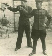 Да собственно ...нет. Не хотел я флудерам понравится, просто у нас в городе тубдиспансер -тубиком называют, Педуниверситет соответственно ...ээээ, ну ты понял:)

В ТП не флудерасты однако-  пенсионер, хреновый казуар, безнадежный, социодятел и т.д. - это враги. Идеологические. Те самые, что Фишки превратили в помойку, засирают читателям мозги и развращают души.

И то , что я с ними "мило" беседую совсем не исключает того, что когда придет время и представится возможность...

А чтобы переделать Фишки, надо иметь рычаги управления, проще закрыть сайт.