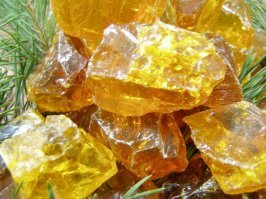 Специально для съемок ковбойских потасовок в Питере заказывали особую травмобезопасную смолу, из которой в духовке отлили бутылки и стекла для окон.

Kanifolus vulgaris-канифоль обыкновенная.