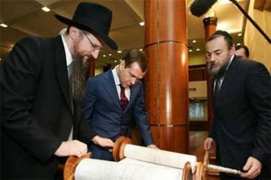 Вот необычная книга. Шулхан Арух называется. И написано там: лучшего из гоев - убей.
Кто не знает, гой, это человек не еврейского происхождения.