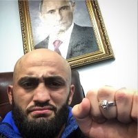 Кошечка хорошая, но вот это - "лысый верх и мохнатый низ" сразу как-то навеяло...