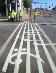 Что лучше: оригинальные стрит-арт зебры или нестареющая классика?