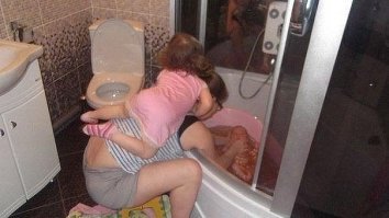 Меня тут поразила не столько сама сцена, сколько жуткая плитка в углу. Такое ощущение, что кто-то взорвался, сидя на унитазе.