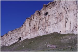 Снимали сцены погони вот под этой скалой. Населённый пункт Белая Скала, как ни удивительно :)
Когда побывал на этой локации, поразился великой силе кинематографического искусства. В кино там прерии и простор, а по факту - совсем места мало. Даже на автомобиле не разгонишься :)))