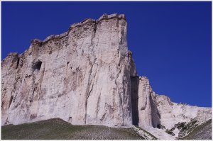 Снимали сцены погони вот под этой скалой. Населённый пункт Белая Скала, как ни удивительно :)
Когда побывал на этой локации, поразился великой силе кинематографического искусства. В кино там прерии и простор, а по факту - совсем места мало. Даже на автомобиле не разгонишься :)))