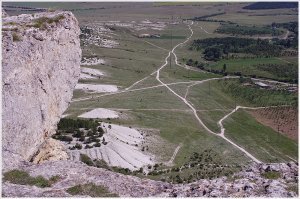 Снимали сцены погони вот под этой скалой. Населённый пункт Белая Скала, как ни удивительно :)
Когда побывал на этой локации, поразился великой силе кинематографического искусства. В кино там прерии и простор, а по факту - совсем места мало. Даже на автомобиле не разгонишься :)))