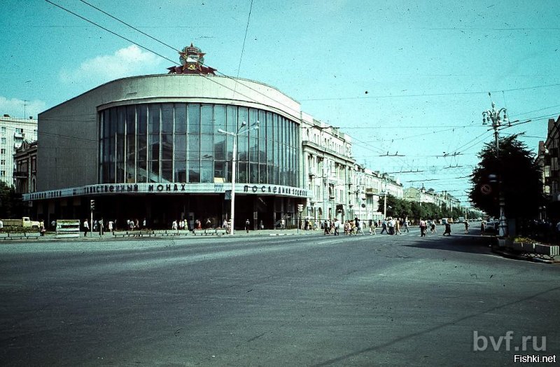 А вот снимок скорее всего лета 1977 (орден есть, а надписи еще нет) может и будку тогда установили.
До этого фасад выглядел вот так и  памятник Никитину был возвращен на своё место в 1973 г.