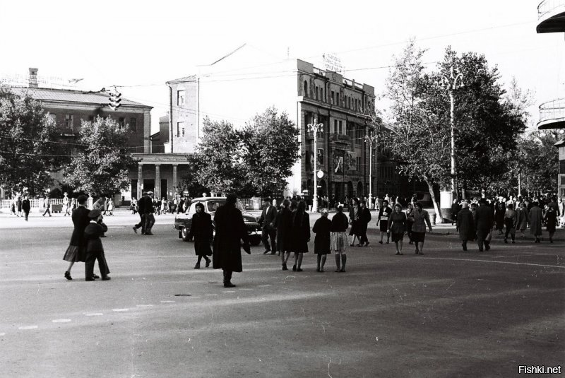 А вот фото 60 х.
Старое здание "Пролетария", но круглая будка на переходе имеется.
Может афишная тумба...