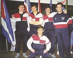 Сборная СССР( олимпийские чемпионы)  по прыжкам в воду в Сеуле на ОИ-88... Справа какой-то англичанин попросил наших сфоткаться с ним....