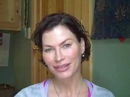 этот секс символ 90-х тоже вполне хорошо сохранился. Чего не сказать о ее бывшем