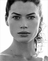 этот секс символ 90-х тоже вполне хорошо сохранился. Чего не сказать о ее бывшем