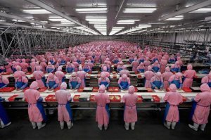 Автор начитался американских методичек?
А то, что в индии 40% населения есть только раз день очень плохую еду
А ещё 40% населения есть тоже очень плохую еду, только раз в три дня.
А то, что в Китае, все условия для жизни созданы только для 300 млн. человек, а остальные живут в скотских условиях и работаю по 10..12 часов изо дня в день, из года в год, чтобы делать никому не нужный одноразовый хлам в опасном и вредном производстве -- это нормально?