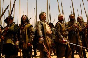 Самураи против рыцарей
Начиная с 1570-х японские пираты начали нападать на Филиппины. Цель самая простая   грабеж. Ибо Филиппины были перевалочным пунктом для испанцев, делавших закупки в Китае. Естественно, испанцам эти набеги рано или поздно должны были надоесть. Они и надоели, в 1580-м. Из донесения генерал-губернатора Филиппин Гонсальо Ронкильо де Пеналоса:  Японцы   самые агрессивные соседи в этой округе. У них есть артиллерия, много аркебуз и пик. Они носят железные доспехи, хотя сами их не производят. Практически все закуплено у португальцев . Испанцы времен Филиппа II были воспитаны непобедимыми терциями - испанской пехотой. Для решения японского вопроса на Филлипины был послан Хуан Пабло де Каррион. В июне года 1582 года Каррион с 5 кораблями (1 мелкий галеон  Сан-Йосип , 1 галера  Капитана , 3 зафрахтованных малых судна) прошелся по Южно-Китаскому морю, где потопил 1 пиратский корабль из клана Тай Фусу. Ответ пиратов, сплошь ронинов, не заставил себя ждать. Вскоре 10 сампанов Тай Фусу появились в окрестностях Филиппин. На тот момент у Карриона был 1 мелкий галеон, 1 галера, 5 малых одномачтовых судов.
В устье реки Кагаян испанские корабли были зажаты и атакованы японскими пиратами-ронинами. У Тай Фусу было более 1000 людей, корейцы, китайцы, японцы, но главной ударной силой было примерно 500-600 японских самураев и асигару, закованных в португальские доспехи, вооруженных аркебузами, пиками и катанами. Первой была атакована галера  Капитана , окруженная четырьмя сампанами. Каррион, находившийся на галере, приказал сформировать, по типу боев во Фландрии, квадрат из пикинеров (три человека в ширину, пять   в длину, в две линии), внутри которого укрылись аркебузиры. Самураи в фирменном японском стиле ринулись с катанами наголо, и  наткнулись на пики, которые их просто остановили. Попытки перерубить пики катанами реального смысла не имели, хотя ронины сильно пытались. Изредка лес пик раздвигался   аркебузиры в промежутках давали залп   и пики опять сходились. Потеряв человек 20, японцы откатились, и начали обстрел из аркебуз. Однако потерь у испанцев не было   из-за паршивого пороха пули японцев имели низкую начальную скорость и просто расплющивались о доспехи испанцев. Неизвестно, чем бы это все закончилось   но на веслах подошел  Сан-Йосип , и дал залп, который произвел на двух сампанах жесточайшие убийства и потери. Японцы отошли, а испанцы высадились на берегу, причем несколько испанцев утонуло, ибо с галеры пробовали добраться вплавь, а доспехи были довольно тяжелыми.  Сан-Йосип  же методично расстреливал тех сампаны, которые не смогли уйти и получили повреждения. По испанским данным было уничтожено до 200 пиратов. К вечеру корабль отошел выше по течению.
Испанцы, высадившиеся на берегу, занялись наземными укреплениями, на которых разместили пушки, снятые с галеры, тогда как японцы получали подкрепления, и к вечеру количество сампанов у Тай Фусу возросло до 18-ти. Далее пошли игры понтов   делегация пиратов под белым флагом подошла к Карриону и попросила возмещения золотом и серебром за убитых, в этом случае обещая не атаковать испанцев. Ответ Карриона стандартен для фландрских дел   если пираты, скованными по двое, придут без оружия сдаваться   возможно он задумается о пощаде некоторых. И ночью началась эпическая битва   38 испанцев против 1600 пиратов, из которых 500 самураев.
На первый штурм японцы впереди себя погнали корейцев и китайцев. Цель была проста   вырвать, не считаясь с потерями пики, вкопанные в землю. Но испанцы тоже были не простаки   пики были смазаны салом, что вызвало изрядные неудобства и потери среди пиратов. Тем не менее за два штурма почти все пики были выдернуты, и на третий штурм двинулись закованные в броню ронины. Несмотря на сильный огонь они ворвались в траншеи и началась рукопашная схватка. Оказалось, что катаны совершенно не могут справиться с толедскими доспехами, тогда как рапиры испанцев легко протыкали сочленения в доспехах японцев. Более того   они отлично отрубали незащищенные ноги и головы, в отличие от катан, для которых толстый доспех испанцев который оказался неодолимой преградой. Через полчаса японцы откатились. Если верить испанским отчетам   в рукопашных боях и схватках японцы потеряли до 70 человек, испанцы   2. (ДВА, КАРЛ!)
После этой серии боев на реке Кагаян японские пираты резко снизили нападения на испанские поселения на Филиппинах. Так, в 1586 году военный корабль японского феодала Кюсю атаковал испанский торговый корабль в районе Лусона. Но ему быстро объяснили, что так делать нехорошо. По крайней мере на форты с постоянным гарнизоном пираты-ронины от нападений отказались.