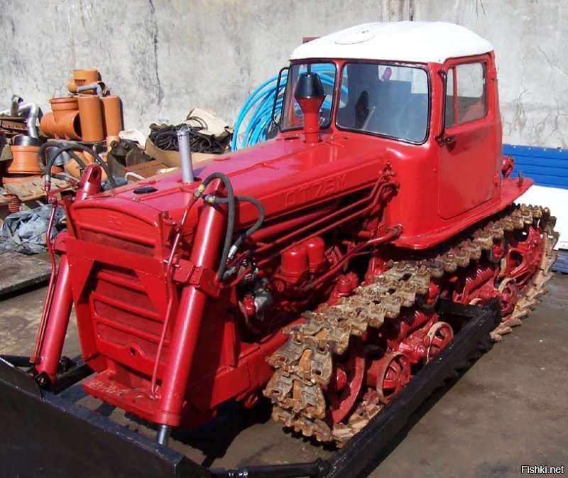 Первый бульдозер в России говоришь ..???

 Сталинградский тракторный завод -
модели 
СТЗ-3 (гусеничный, 1937).
 СХТЗ-НАТИ (гусеничный, 1937).
 ДТ-54 (гусеничный, 1949). 
ДТ-75 (гусеничный, 1963). 
ДТ-175 (гусеничный, 1986). - 

Челябинский тракторный - 
1 июня 1933 года на линейку готовности выехал первый гусеничный трактор работников Челябинска    Сталинец-60 . В 1936 году было выпущено более 61 000 тракторов -
модели 
С-60 (гусеничный, 1933).
 С-65 (гусеничный, 1937).
 С-80 (гусеничный, 1946). 
С-100 (гусеничный, 1956). 
ДЭТ-250 (гусеничный, 1957).
 Т-100М (гусеничный, 1963). 
Т-130 (гусеничный, 1969). 
Т-800 (гусеничный, 1983). 
Т-170 (гусеничный, 1988). 
ДЭТ-250М2 (гусеничный, 1989);.
 Т-10 (гусеничный, 1990).