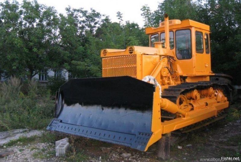 Первый бульдозер в России говоришь ..???

 Сталинградский тракторный завод -
модели 
СТЗ-3 (гусеничный, 1937).
 СХТЗ-НАТИ (гусеничный, 1937).
 ДТ-54 (гусеничный, 1949). 
ДТ-75 (гусеничный, 1963). 
ДТ-175 (гусеничный, 1986). - 

Челябинский тракторный - 
1 июня 1933 года на линейку готовности выехал первый гусеничный трактор работников Челябинска    Сталинец-60 . В 1936 году было выпущено более 61 000 тракторов -
модели 
С-60 (гусеничный, 1933).
 С-65 (гусеничный, 1937).
 С-80 (гусеничный, 1946). 
С-100 (гусеничный, 1956). 
ДЭТ-250 (гусеничный, 1957).
 Т-100М (гусеничный, 1963). 
Т-130 (гусеничный, 1969). 
Т-800 (гусеничный, 1983). 
Т-170 (гусеничный, 1988). 
ДЭТ-250М2 (гусеничный, 1989);.
 Т-10 (гусеничный, 1990).