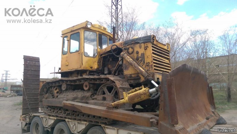 Первый бульдозер в России говоришь ..???

 Сталинградский тракторный завод -
модели 
СТЗ-3 (гусеничный, 1937).
 СХТЗ-НАТИ (гусеничный, 1937).
 ДТ-54 (гусеничный, 1949). 
ДТ-75 (гусеничный, 1963). 
ДТ-175 (гусеничный, 1986). - 

Челябинский тракторный - 
1 июня 1933 года на линейку готовности выехал первый гусеничный трактор работников Челябинска    Сталинец-60 . В 1936 году было выпущено более 61 000 тракторов -
модели 
С-60 (гусеничный, 1933).
 С-65 (гусеничный, 1937).
 С-80 (гусеничный, 1946). 
С-100 (гусеничный, 1956). 
ДЭТ-250 (гусеничный, 1957).
 Т-100М (гусеничный, 1963). 
Т-130 (гусеничный, 1969). 
Т-800 (гусеничный, 1983). 
Т-170 (гусеничный, 1988). 
ДЭТ-250М2 (гусеничный, 1989);.
 Т-10 (гусеничный, 1990).