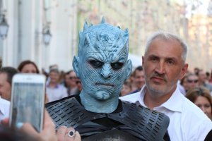 Персонаж из игры престолов, за ним Персонаж из Brazzers