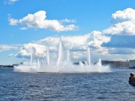 Категория: Фонтаны
Размер70 70 метров
Высота струй фонтана 15 20 метров
Высота центральной струи 60 метров
Количество насосов 695
Мощность насосов от 2,2 до 110 кВт
Количество светильников 2652
Количество видеопроекторов: 4
Количество лазерных установок 4
КТО В КУРСЕ? КУДА ОН ДЕЛСЯ? ВОДА КОНЧИЛАСЬ?