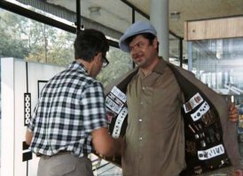 Шпак конечно не покупал алкоголь в  Березке , ему покупатели сами приносили,  язвенники и трезвенники)  
Насчет Авито , в то время оно тоже было, просто выглядело несколько иначе и спрос превышал предложения...