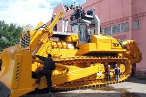 Т-800 (Т-75.01)   сверхтяжёлый гусеничный трактор для работы в составе бульдозерно-рыхлительного агрегата, выпускаемый Челябинским тракторным заводом. Самый крупный трактор, выпускаемый в Европе.

Первый трактор был собран в 1983 году, всего было выпущено десять машин. Предназначен для энергоёмких вскрышных работ в горно-рудной промышленности, для выполнения больших объёмов земляных работ в дорожном и мелиоративном строительстве.