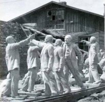 Это что за большевик
Лезет к нам на броневик?
Он большую кепку носит,
Букву "р" не произносит.

Кто на это даст ответ,
Тот получит...