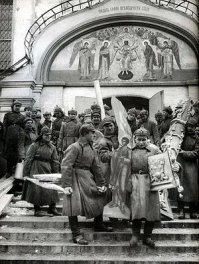 Рекс, ты тупое. Не трогай вещей о которых понятия не имеешь. В 1918-м году настоятель храма был расстрелян, всё имущество изъято, колокола и звонница отправлены на переплавку. Не снесли исключительно чудом, несмотря на то, что Каганович очень настаивал. А уж сколько снесли, разграбили, пожгли и людей поубивали, счёту не поддается. 
А если бы новая власть, с прогнившими и сдавшими страну коммунистами так же после 91-го? Вот той же монеткой? Вякал бы ты сейчас? Или лежал безвестной кучкой дерьма под безымянным холмиком. 
Злое было время, и поребовало оно злых решений, иначе никак. Хуже, что закончилось ничем, и все эти жертвы, по сути, оказались напрасными. 
Но это не дает тебе повода, постить мерзкие и тупые картинки.
Пости про хохлов от-то, а в историю не лезь.