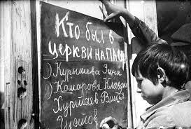 Рекс, ты тупое. Не трогай вещей о которых понятия не имеешь. В 1918-м году настоятель храма был расстрелян, всё имущество изъято, колокола и звонница отправлены на переплавку. Не снесли исключительно чудом, несмотря на то, что Каганович очень настаивал. А уж сколько снесли, разграбили, пожгли и людей поубивали, счёту не поддается. 
А если бы новая власть, с прогнившими и сдавшими страну коммунистами так же после 91-го? Вот той же монеткой? Вякал бы ты сейчас? Или лежал безвестной кучкой дерьма под безымянным холмиком. 
Злое было время, и поребовало оно злых решений, иначе никак. Хуже, что закончилось ничем, и все эти жертвы, по сути, оказались напрасными. 
Но это не дает тебе повода, постить мерзкие и тупые картинки.
Пости про хохлов от-то, а в историю не лезь.