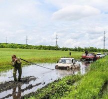 Хороший джип застрянет там, куда не каждый трактор доедет