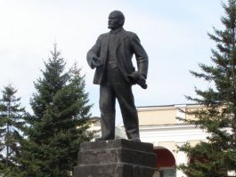 у нас памятник вождю мирового пролетариата заменили на памятник инопланетянам :)
