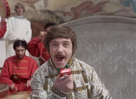 Блок Мальборо - статусная вещь до перестройки. В киосках "Табак" не продавался. В "Берёзке" на чеки или у фарцы втридорого. Из-за бугра в качестве подарка привозили...