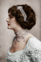 <<< Она славилась своим греческим профилем >>>

Древние греки считали эталоном красоты нос, переходящий в лоб практически без углубления на переносице. Нос Лили Элси явно не соответствует классическим параметрам.