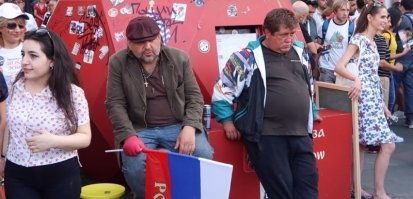 Вот этот хрен в кепке рядится и ходит в толпе хватает девушек за задницы