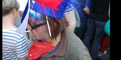 Вот он же. Причем шарахается не с праздным видом, а будто что-то высматривает.