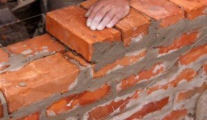 Криворукие, кто так кирпич кладет, так нужно..)