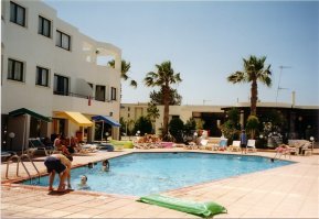 Есть подозрение что Вы сидели все время в Протарасе и никуда не выезжали. Я показывал свою личную фотку из Айя-Напы, это полчаса пешком от Вас. Мы взяли машину и объехали почти весь остров туда-сюда (кроме турецкой части). Видели пару-тройку насыпных пляжей вроде Протараса, но там было слишком людно и грязно. А все другие "пляжи" выглядят так:
- прорубается дорожка к морю
- чутка посыпается вокруг песком
- ставятся 20-100 лежаков (16 баксов в день)
- делается лестница чтобы можно было спуститься в море и не покарябаться
Наверное по этой причине мы, в основном, загорали у гостиничного бассейна (фотка моя, личная)