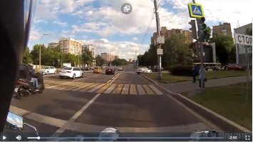 Мотоцикл нарушил правила разметки - через сплошную перестраиваться нельзя, ехать по полосе для маршрутного транспорта нельзя. Какая скорость была у мотоцикла - тоже вопрос.
Таксист на видео пересекал разметку по прерывистой сразу как она началась (от пешеходного перехода). Был ли сигнал поворота такси или нет - по видео не ясно. Но когда с полосы возможен поворот направо, необходимо быть внимательным или перестраиваться левее заранее.