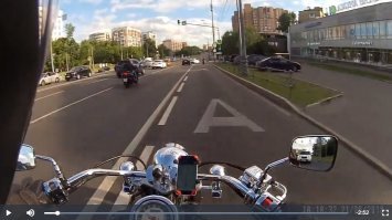 Мотоцикл нарушил правила разметки - через сплошную перестраиваться нельзя, ехать по полосе для маршрутного транспорта нельзя. Какая скорость была у мотоцикла - тоже вопрос.
Таксист на видео пересекал разметку по прерывистой сразу как она началась (от пешеходного перехода). Был ли сигнал поворота такси или нет - по видео не ясно. Но когда с полосы возможен поворот направо, необходимо быть внимательным или перестраиваться левее заранее.