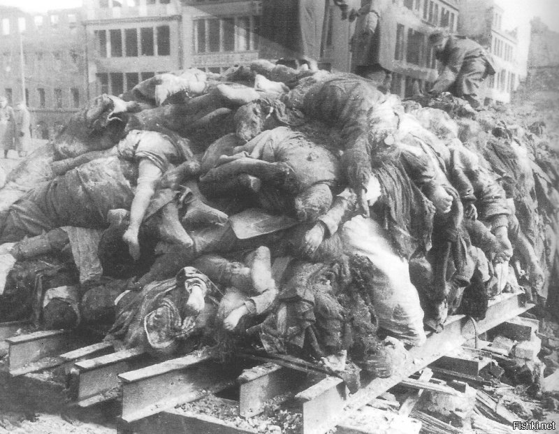 Совсем не защищая немцев, больно много немцы пустили крови, но эти улыбчивые ребята-пендосы ничем не лучше немцев.

Сложенные для сжигания тела жителей Дрездена, погибших в результате бомбардировки города 13-15 февраля 1945 года.