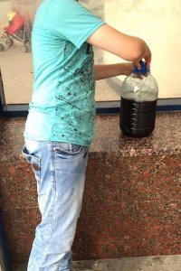 Напомнило случай в Беларуси, когда бургер кинг раздавал безлимитно пепси, всё пришли с пятилитровой тарой и просто сливали газировку )))