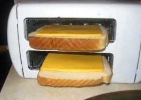 "А это изобретение и вовсе не стоит ни копейки. Как приготовить горячий бутерброд с сыром в отсутствие духовки или микроволновки. "  - Найти на помойке тостер?