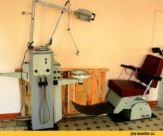 Хорошая обычная поликлиника.  Мне уже во взрослом возрасте первый раз обезболили новокаином, что само по себе не айс. А до этого - на живую, "прялкой" типа этой.