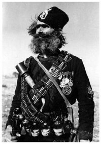 Что-то не похож сей воин на югославского партизана, у тех звезды были на головном уборе, а этот больше на усташи похож, и одежда чёрная и какая-то символика на шапке с фашистским уклоном.