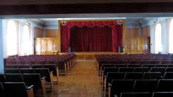 У нас в Крыму эти "темпоральные лакуны" и "карманы времени" тоже есть...Вот например бывший санаторий Украина (сейчас Родина).Аутентичный кинозал ,хоть сейчас проводи партсобрание или митинг по поводу перевыполнения соцОбязательств. В фойе бодрящая звенящая картина шедевр "Лесоповал..и перевыполнение нормы"...Стимулирует ,заставляет задуматься о "моральном кодексе строителя коммунизма" в условиях расхолаживающего крымского курорта.