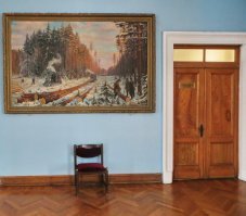 У нас в Крыму эти "темпоральные лакуны" и "карманы времени" тоже есть...Вот например бывший санаторий Украина (сейчас Родина).Аутентичный кинозал ,хоть сейчас проводи партсобрание или митинг по поводу перевыполнения соцОбязательств. В фойе бодрящая звенящая картина шедевр "Лесоповал..и перевыполнение нормы"...Стимулирует ,заставляет задуматься о "моральном кодексе строителя коммунизма" в условиях расхолаживающего крымского курорта.